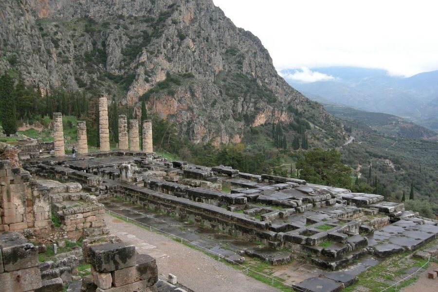 2 days Spanish guided tour in Delphi and Meteora - Lunch in a traditional Greek tavern