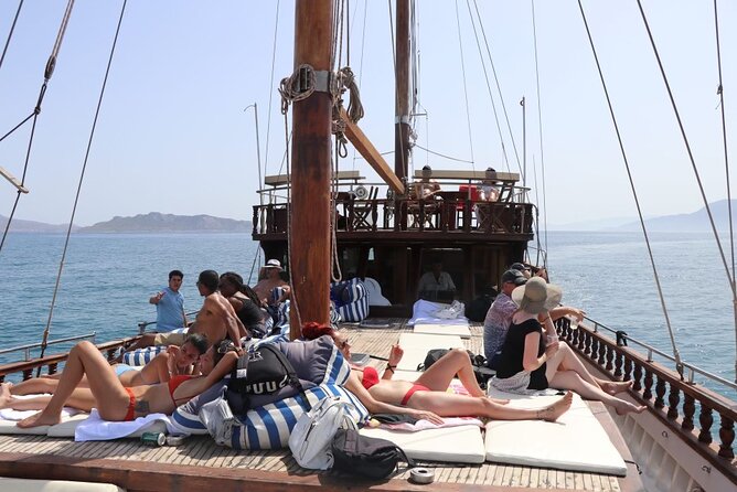 Athens: All Day Cruise to Agistri Moni Aegina with Lunch & Drinks - Greek lunch, free-flowing drinks, and the social side of the boat