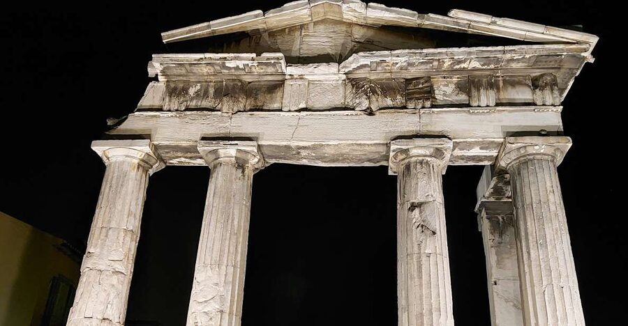 Athens: City Highlights Nighttime Walking Tour in Spanish - Starting beneath the National Library
