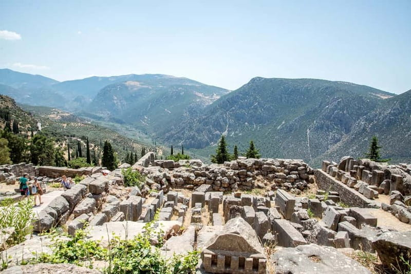 Athens: Delphi and Arachova Day Trip with Guide - Arachova in 20 minutes