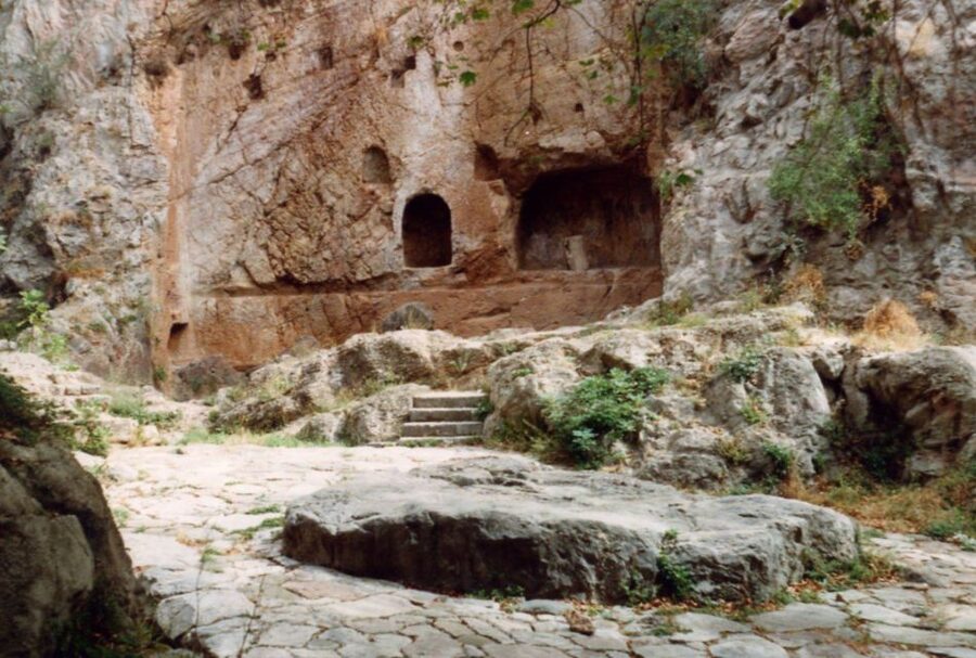 Athens: Delphi, Corycian Cave, and 300 Battlefield Day Trip - Delphi: temples, myths, and two hours of ancient Greece