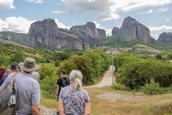 Athens: Meteora Monasteries, Caves & Coastal Stopovers with Lunch - Kastraki lunch and the village setting