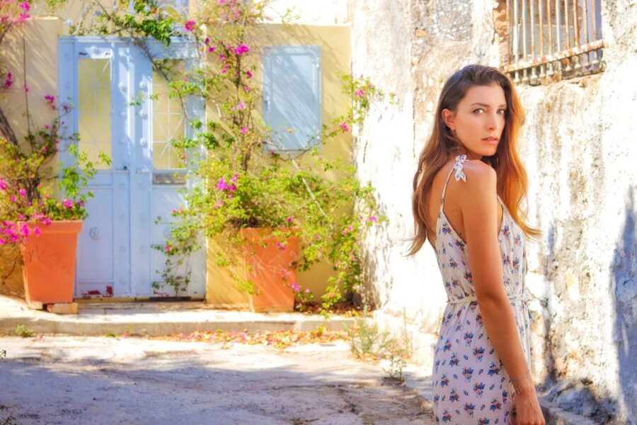 Athens: Professional photoshoot at Anafiotika Village - What the 15 to 45 minute format means