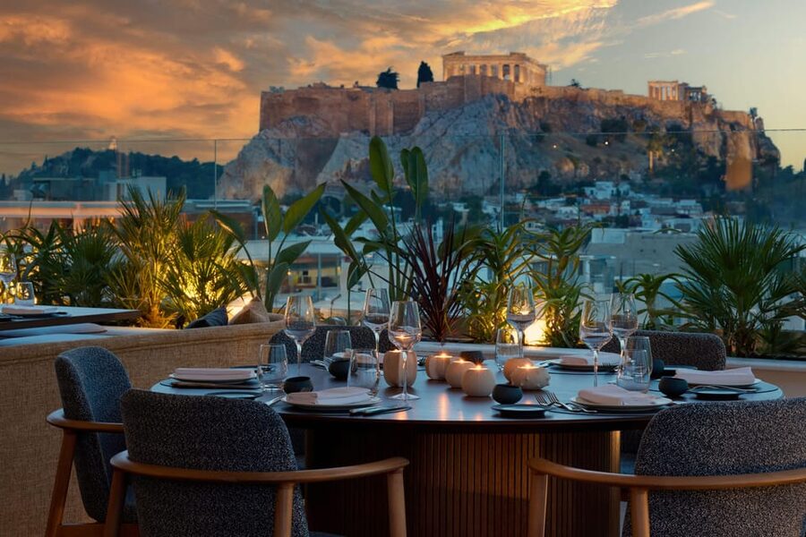 Athens: Rooftop Fine Dining at Whispers Restaurant - Arriving at the Amalia Hotel in Syntagma Square