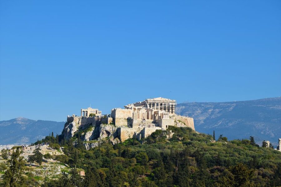 Athens: The Acropolis and Acropolis Museum Tour in Dutch - Passing through the Propylaea