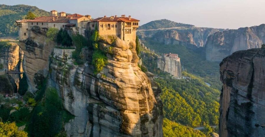 Delphi and Meteora: 2-Day Bus Tour from Athens - Day one: Delphi and the road north