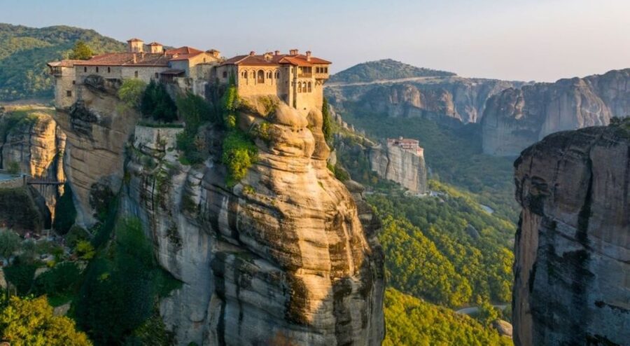 Delphi and Meteora: 2-Day Bus Tour from Athens - Thermopylae and the Leonidas monument