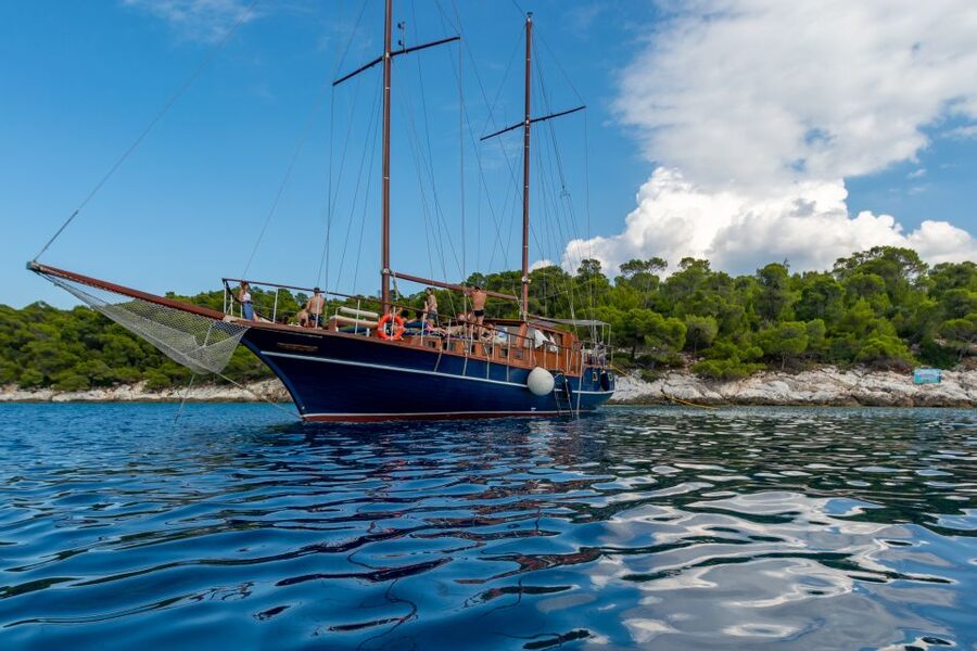 From Athens: Aegina, Agistri and Metopi Day Cruise w/ Lunch - Swimming in the middle of the Saronic Gulf