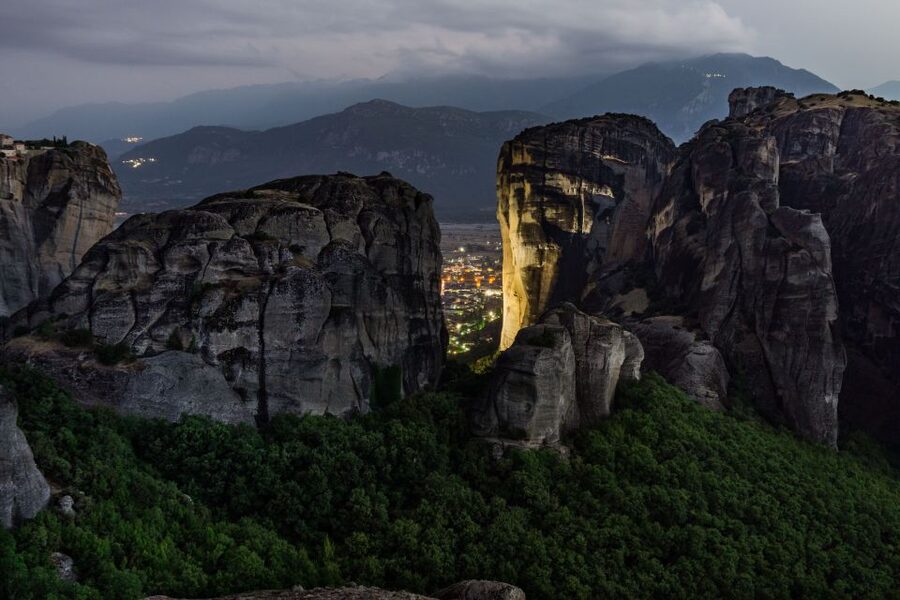 From Athens: Delphi and Meteora 2-Day Tour with Hotel - Four details to know before you book