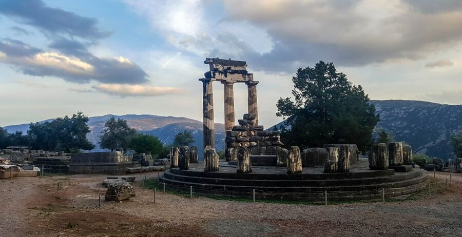 From Athens: Delphi Full Day V.R. Audio Guided Tour - The short Arachova photo stop