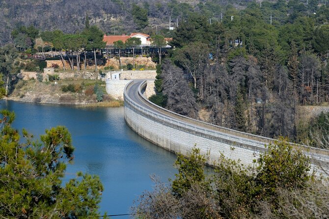 Private Luxury Tour: Marathon – Battle & Run That Changed History - Marathon Lake begins the day quietly